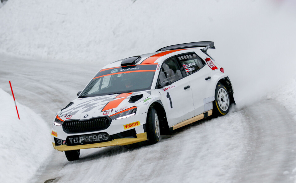 Henning Solberg og kartleser Ilka Minor fra SS1 i Numedalsrally. Som du kanskje kan se var det ikke trangt om plassen blant sponsormerkene.