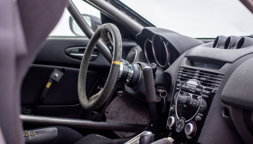 Både instrumenter, dashbord, nøkkel og resten av interiøret er i rallybilen beholdt helt etter standard. Eneste modifsering interiørmessig er et annet ratt og et tilleggsmontert hydraulisk håndbrekk.