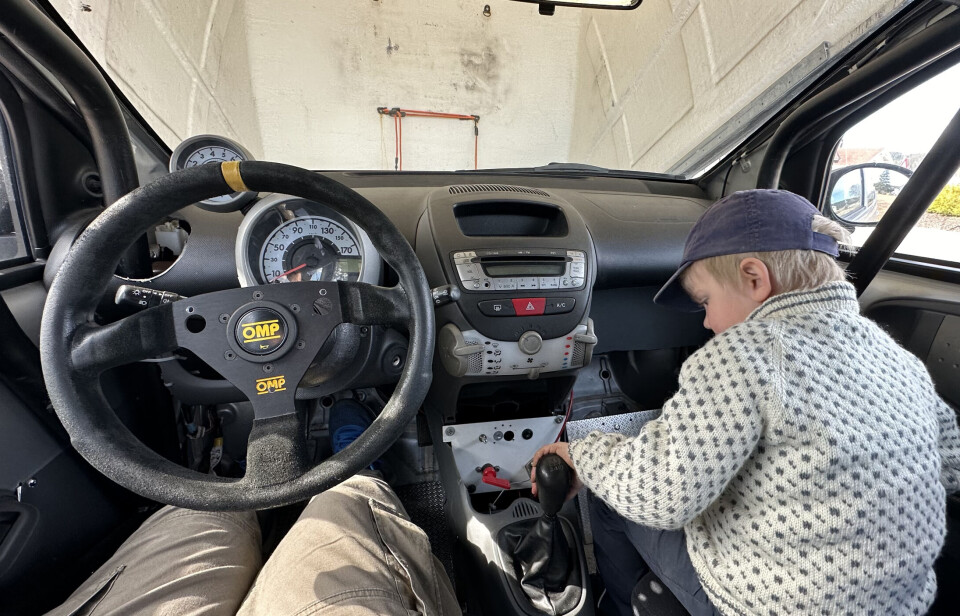 Første prøvesitt i bilen. Jeg sjekker seteposisjon og belter. Min fire år gamle sønn William tester fjerdegiret, selv om vi neppe får nevneverdig bruk for den ute på skogen.