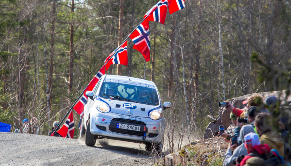 Vi bestemte oss for å holde fullt over «showkulen» i håp om å få et hjulløft og kanskje et hopp. Så ble det ikke bakkerekord, men vi fikk i hvert fall sladd. Her er historien som en rallydebut som undertegnede håper enda flere vil få tilsvarende mulighet til.