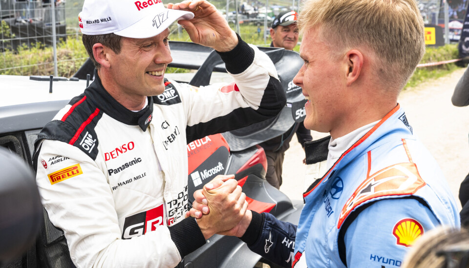 Usikker på hvem som gratulerer hvem. For Sebastien Ogier vant løpet, men Ott Tänak fikk flest poeng. Sånn er det i Rally-VM nå, og i Rallycross-VM kan scenarioene bli enda verre, mener vår redaktør.