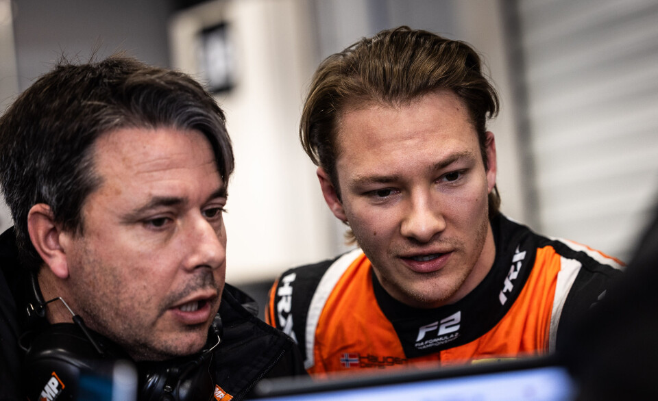 Dennis Hauger studerer data under Formel 2-testen i Barcelona.