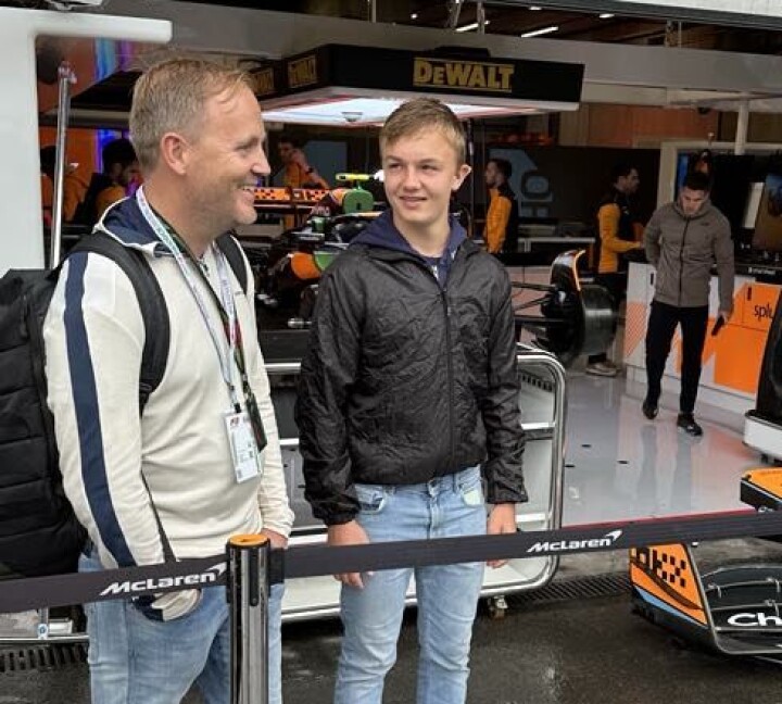 Martin og Martinius Stenshorne utenfor McLarens pitgarasje i fjor sommer.