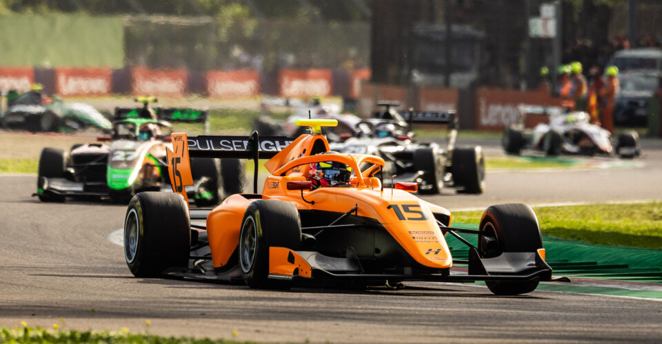 Martinius Stenshorne i sin første løpshelg med papaya-farger etter den nysignerte juniorkontrakten med McLaren. Men det kunne vært en adskillig bedre debut som Formel 1-junior.