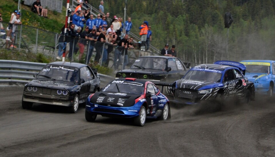 Mathias Minge (Ford) og Petter Leirhol (BMW) i føringa over bakketoppen på den lynraske startstrekka på Fuglehaugen.