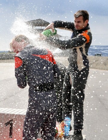 Mats W. Marthinsen og Per Magne Svardal i intens champis-sprut på seierspallen etter løpet.