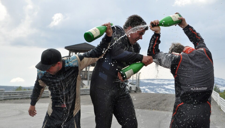 Supernasjonal klasse 4 fortsetter å levere underholdningen som er forventet i år, både på og utenfor banen. Her jubles det fra seg fra topp tre på Gol, fra venstre Jonas Dalseth Jacobsen, vinner Emil Sivesind og fjorårets norgesmester Simen Engsvik.