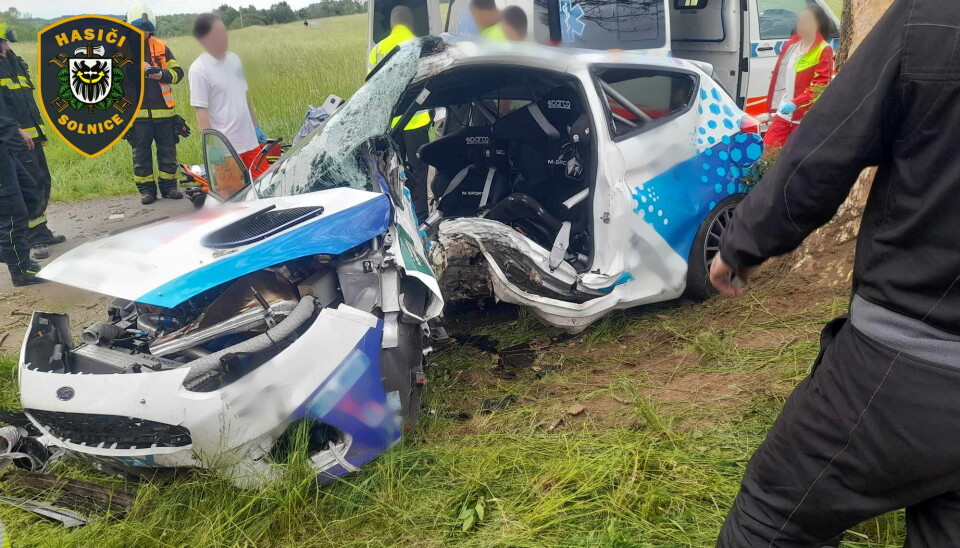 Slik så rallybilen ut hvor brannmannskapet måtte bistå for å frigjøre den fastklemte rallyføreren ut fra vraket. Den 27-årige sjåføren ble fraktet videre til sykehus i helikopter hvor han senere ble erklært omkommet.