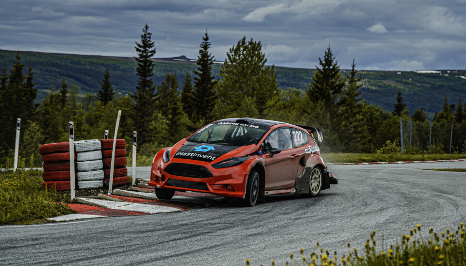 Her tester Andreas Bakkerud bilen til Lasse Aaberg, en Ford Fiesta i Supernasjonal klasse 2. Dette er bare få dager etter NM-runden som gikk på Fuglehaugen Motorsenter utenfor Gol sist helg. Nå blir Norges største rallycrossprofil å gjøre comeback i Rallycross-NM med denne bilen.