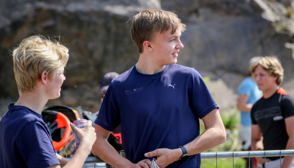 Martinius Stenshorne og Marcus Ahlmann Sæter var på plass under som tilskuere gjennom hele lørdagen for å nyte ett av Norges største løp i bilsportgrenen de selv har vokst opp med. Her fra en av pausene tidlig på formiddagen hvor stemningen på hele anlegget var noe helt annet enn hva dagen skulle ende opp med.
