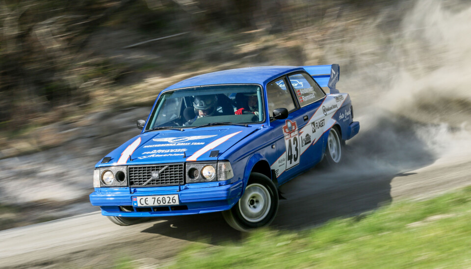 Ib Vegard Andersen fra en spektakulær scene under Rally Sørland i fjor. Selv hevder han å ha roet ned høyrepedalen og rattutslaget noe mer enn for et år siden.