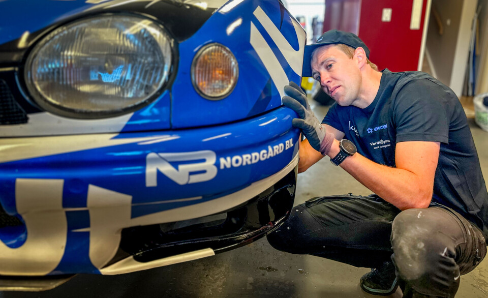 Anders Kjær klargjør sin nyinnkjøpte rallybil som han skal fullføre NM-sesongen med.