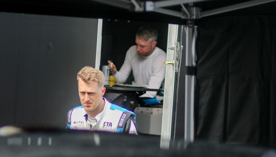 Lars-Håkon Lundgreen kan så vidt telle på hendene sine hvor mange rallyløp han har kjørt. Denne helgen skal han ut i en manndomsprøve av dimensjoner som kartleser.