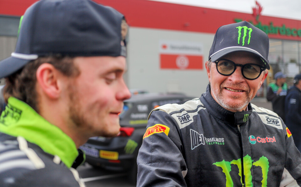 Petter Solberg og Oliver Solberg er tilbake på samme startstrek i samme i klassen igjen, for første gang siden Olivers VM-debut og Petters VM-avslutning i Rally Wales i 2019.