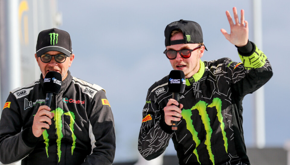 Petter Solberg og Oliver Solberg under åpningsseremonien. Det levnes liten tvil om at disse er kanskje de to største superstjernene i den svenske EM-runden denne helga.