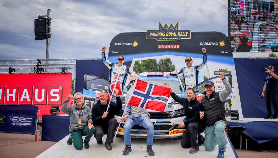 Frank Tore Larsen og Lars-Håkon Lundgreen var de som lagde mest show sammen med sitt trofaste team på målrampa uten om de tre på pallen. Men det er ikke så rart - fjerdeplassen føltes nemlig som en seier av mange ulike årsaker.