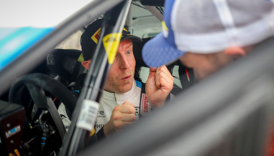 Frank Tore Larsen gratuleres av Mads Østberg etter målgang på SS17, og gikk rett inn i fortellermodus med det klassiske bilsporttegnespråket som kun bilsportutøvere skjønner noe av.