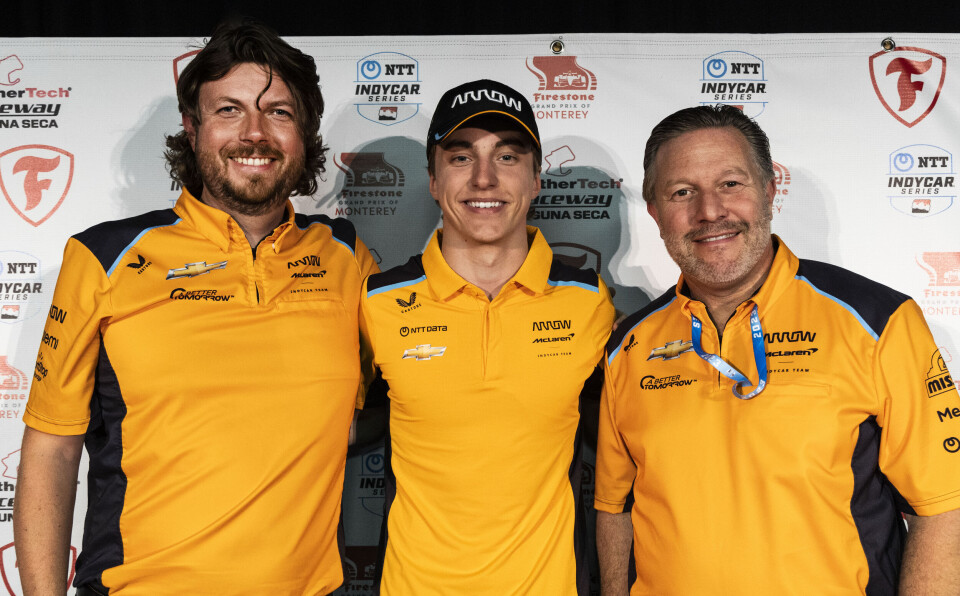 David Malukas poserer stolt mellom teamsjef Gavin Ward og McLaren-sjef Zac Brown. Lykken ble dog ikke av den langvarige sorten.