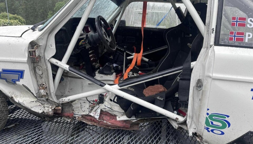 Slik så skadene ut på førersiden av Sivert Fuglestveit sin Volvo 240 etter krasjen på Sørlandssprinten. Selv hadde de mer enn nok med rettmessig å varsle kommende biler, men det var først etterpå at alvoret gikk opp for dem om at dette kunne gått mye verre.