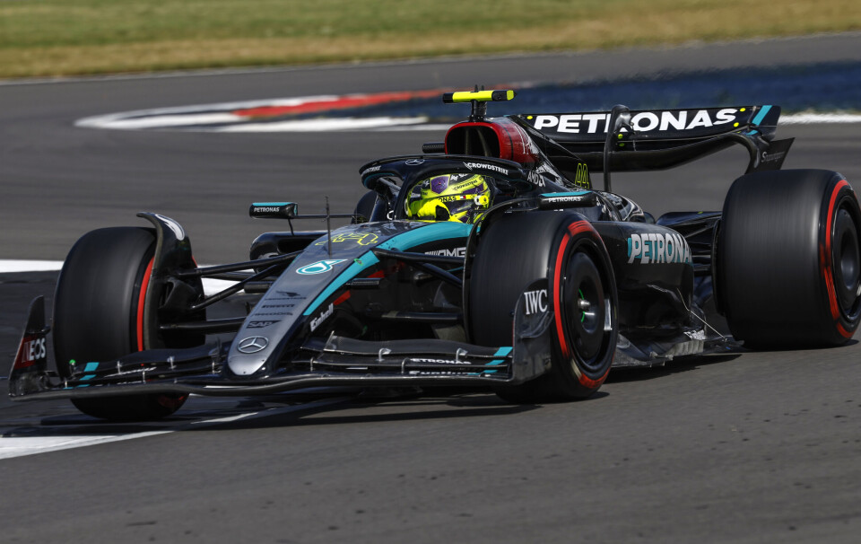 På de myke dekkene holdt Lewis Hamilton unna for konkurrentene mot slutten av søndagens Storbritannia Grand Prix.