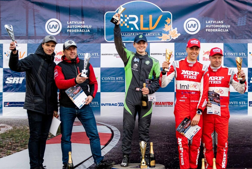 Det norske rallytalentet Karl Peder Nordstrand har slått Martins Sesks tre ganger det siste halvannet året, og syns naturlig nok det er ekstra stas at hans latviske rallyrival har vist internasjonale muskler denne sommeren. Her fra sprintrallyet rundt Bikernieki-arenaen høsten 2022, der Karl Peder tok sin aller første seier i en Rally2-bil, foran rallycrosstjerna Janis Baumanis og Martins Sesks.