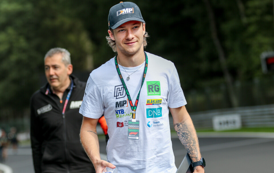 Dennis Hauger i godt humør før årets tiende løpshelg i Formel 2, her ved den programforpliktede spaserturen rundt banen - denne gangen en gåtur på over syv kilometer.