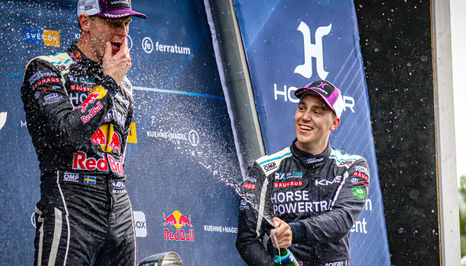 Ole Christian Veiby har Rallycross-VM som sitt hovedvirke i år som i fjor, og han var også forberedt på at han ikke fikk se sin nye datter før flere dager etter fødselen. Her fra seierspallen unnder VM-runden i Höljes som åpnet sesongen tidligere denne måneden.