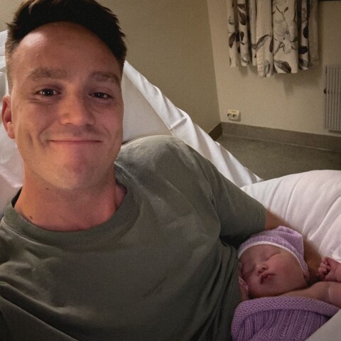 En stolt Ole Christian rakk å ta imot sin nyfødte datter onsdag kveld, dagen før han satte kursen mot Ungarn.
