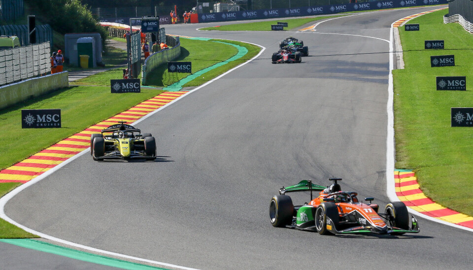 En etter en plukket Dennis Hauger, ute på banen. Her ned mot Pouhon hvor han er i ferd med å bli spist opp av Gabriel Bortoleto.