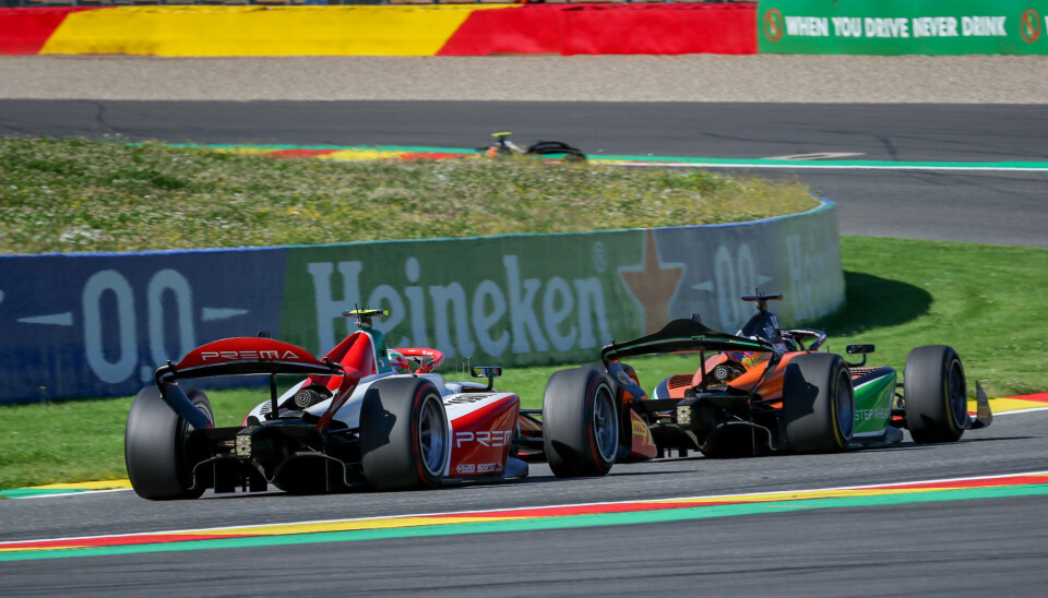 Hvis du sammenlikner bakvingene til Andrea Kimi Antonelli og Dennis Hauger, så ser man den markante ulikene som indikerer forskjellen på medium og lav innstilling på marktrykket bak.