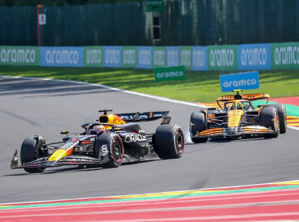 Max Verstappen foran Lando Norris under Belgia Grand Prix.