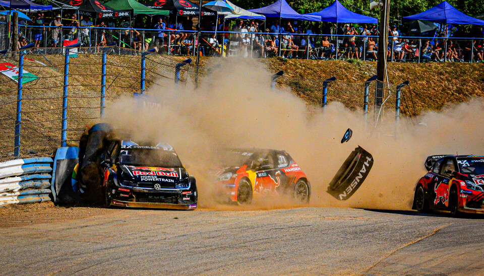 Slik så kaoset ut i første sving under den første finalen i den ungarske VM-runden. Det har fått fart på diskusjonene, men det ble også like kaotisk på dommerrommet så vel som på banen.