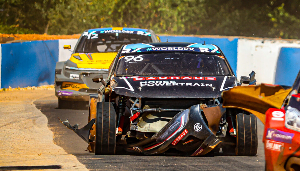 Helt problemfri helg ble det ikke for Ole Christian Veiby, som fikk mer enn nok med å håndtere bilen i mål i lørdagens finale - men til tross for at hele frontpartiet mer eller mindre manglet, så fikk han berget bilen i mål.