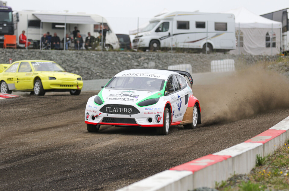 Åsmund Holten er før NM-runden på hjemmebane nummer tre i klasse 2. Til helgen er det han som må forsvare familiens ære mot Andreas Bakkerud. Her fra åpningsrunden på Lånkebanen.
