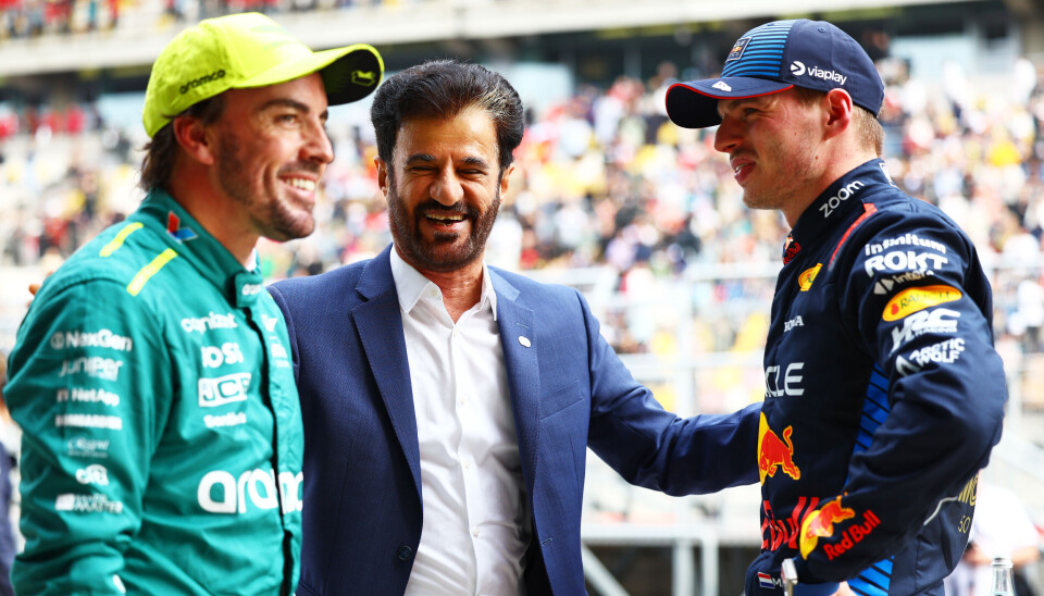 FIA-president Mohammed Ben Sulayem sammen med Fernando Alonso og Max Verstappen.