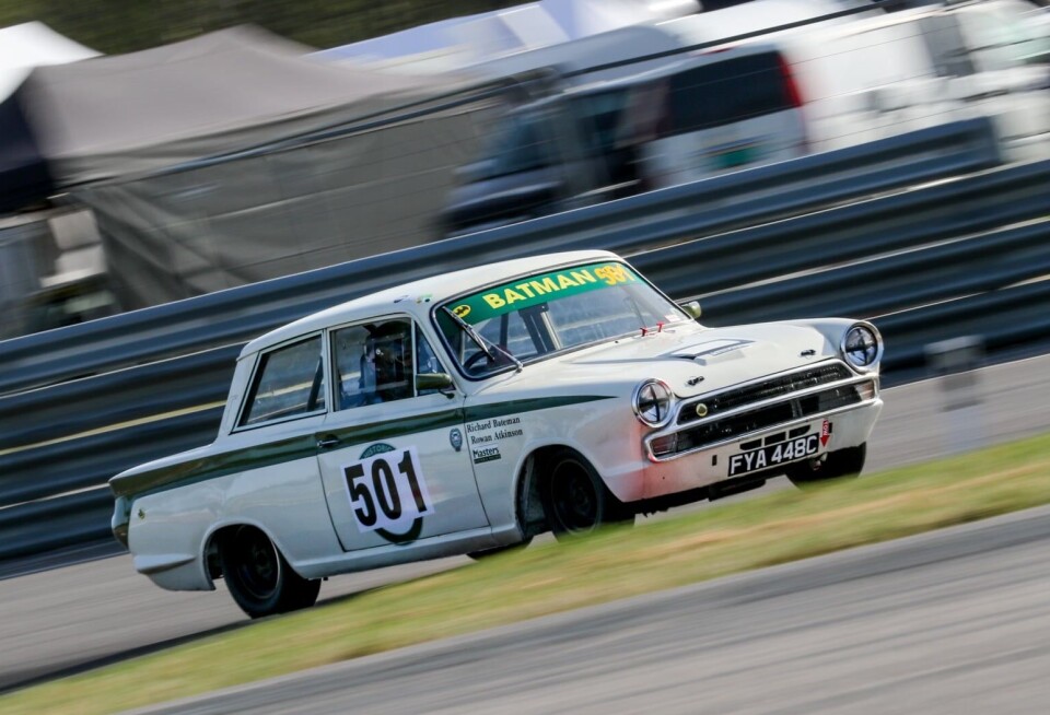 Richard Bateman i aksjon med sin reservebil for anledningen. Her finner vi også Rowan Atkinsons navn.