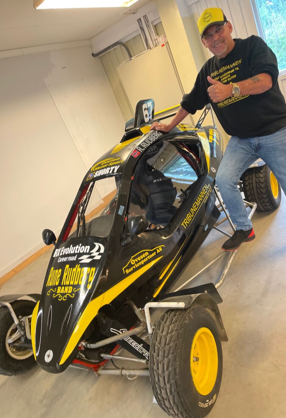 Rune Rudberg viser stolt fram crosskarten han skal benytte seg av den siste halvdelen av NM-sesongen. Og hans sesongpremiere skjer på Gardermoen.