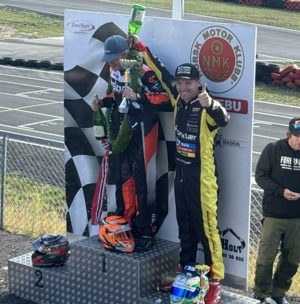 Benjamin Fugelsang dynkes i champagne av «veteran» og bronsevinner Stian Paulsen.