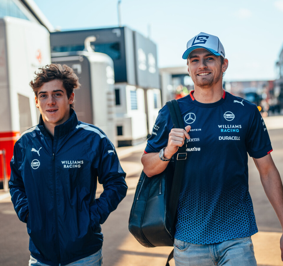 Franco Colapinto og Logan Sargeant under Storbritannia Grand Prix.