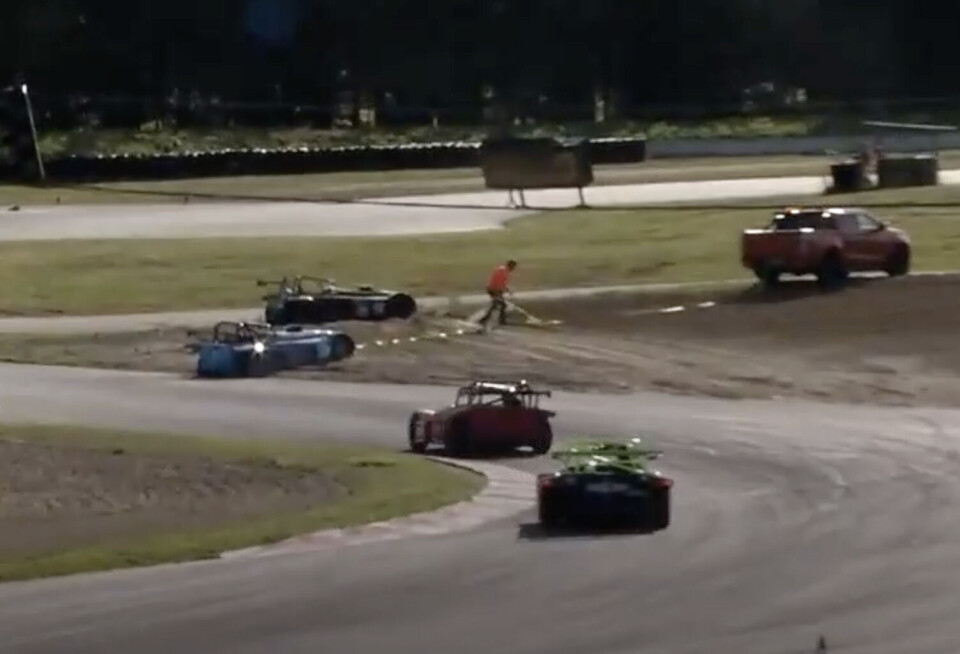 Her jobber personell med å berge en bil. Samtidig fortsetter løpet med doble gulflagg i den aktuelle sonen.