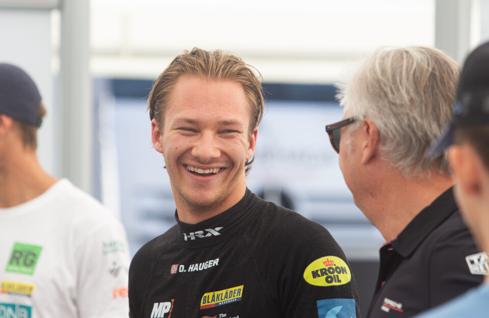 Det var ingenting å si på Haugers humør under lørdagens Porschefestival. Selv her var smilet på plass etter å ha blitt fratatt seieren i det første løpet. Senere fikk han tilbake seieren.