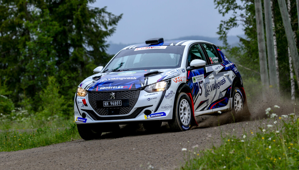 Herman Lie-Nilsen er av av førerne som kjemper om medalje denne helgen, og det skjer med hjelp fra gullvinner Steve Røkland.