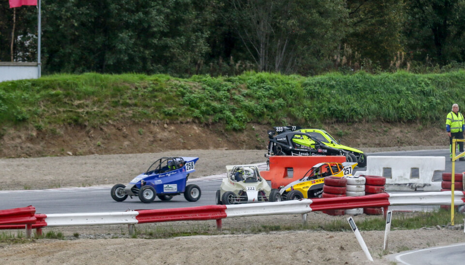 Her er øyeblikket som avgjør NM i Klasse 3. Simen Rønning Billingsø og Kim Rino Weire barker sammen i aller siste sving på den aller siste runden. I dette øyeblikket skjønner Even Hoff Knai at han likevel blir norgesmester.