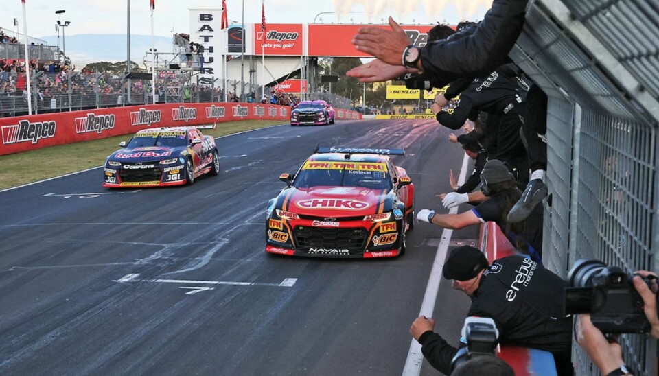 Brodie Kostecki krysser mållinjen som vinneren av årets Bathurst 1000. Han kjørte sammen med Todd Hazlewood.
