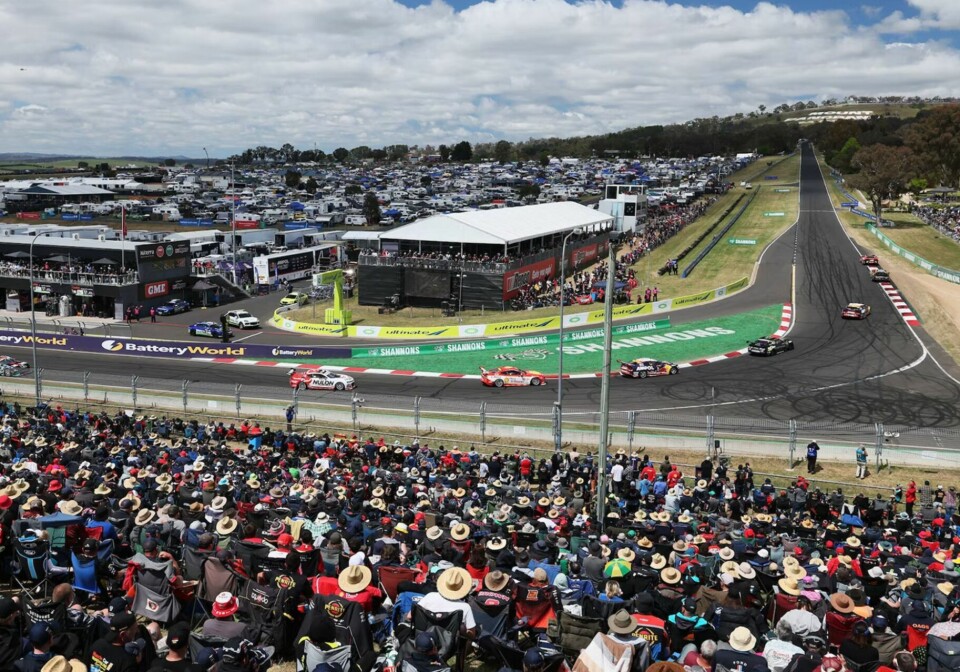 Også i år var det fullt av folk på plass for å følge Bathurst 1000.
