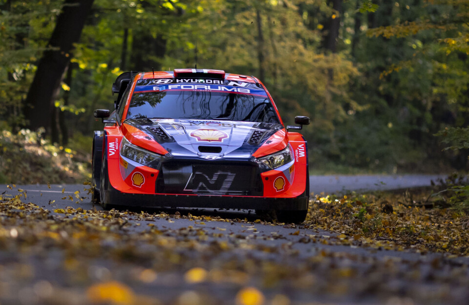 Andreas Mikkelsen i aksjon i Rally Sentral-Europa.