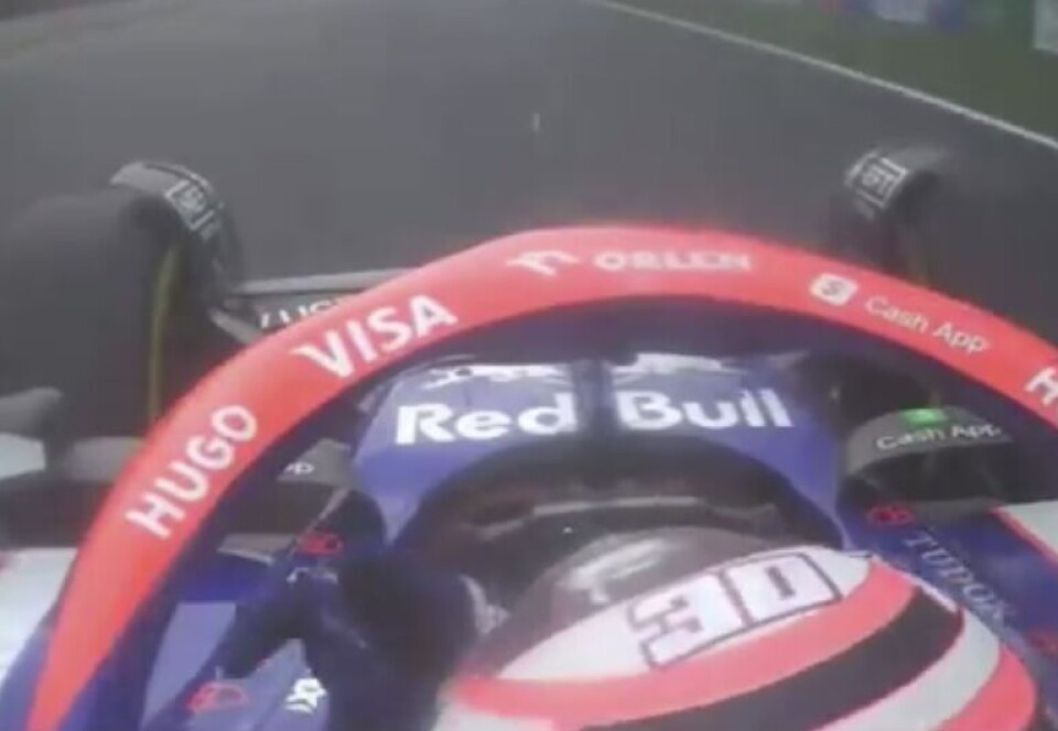 Her viser Liam Lawson fingeren i det han passerer Sergio Perez.