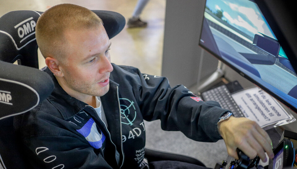 Å sitte i Parc Fermés utstilte simulator var selvfølgelig uunngåelig, og vi utfordret Herman Flesvig til å kjøre Formel 1-bil på Rudskogen. I utgangspunktet var det bare én runde han kunne rekke før han måtte fly videre - men det endte naturlig nok med at han ble sittende litt likevel. – Jeg skal aldri sette meg i en Formel 1-bil, var komikerens konklusjon.