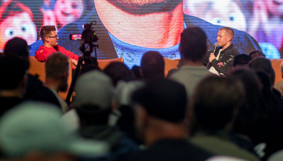 Minst et tusentalls mennesker flokket seg rundt scenen for å høre på Herman Flesvig og hans bilinteresse. Her ledet av den populære Broom-programleder Mats Brustad, som selv har vært aktiv bilsportutøver i mange år og tidligere norgesmester i crosskart.