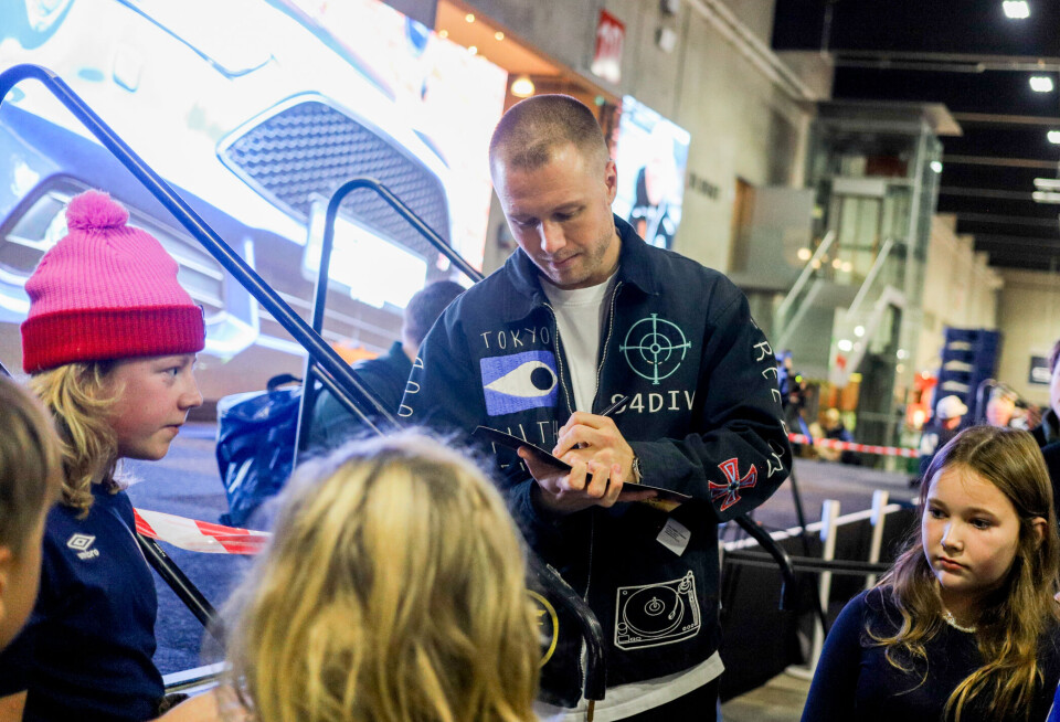 Utenom selve bilene og standene var den folkekjære komikeren og skuespilleren den største mennesklige attraksjonen under Oslo Motor Show, men han tok gjerne en bilsportprat sammen med Parc Fermé etter at han fikk fullført runden under bilmessa. Og selv ved Parc Fermés lille stand strømmet fansen etter ham.